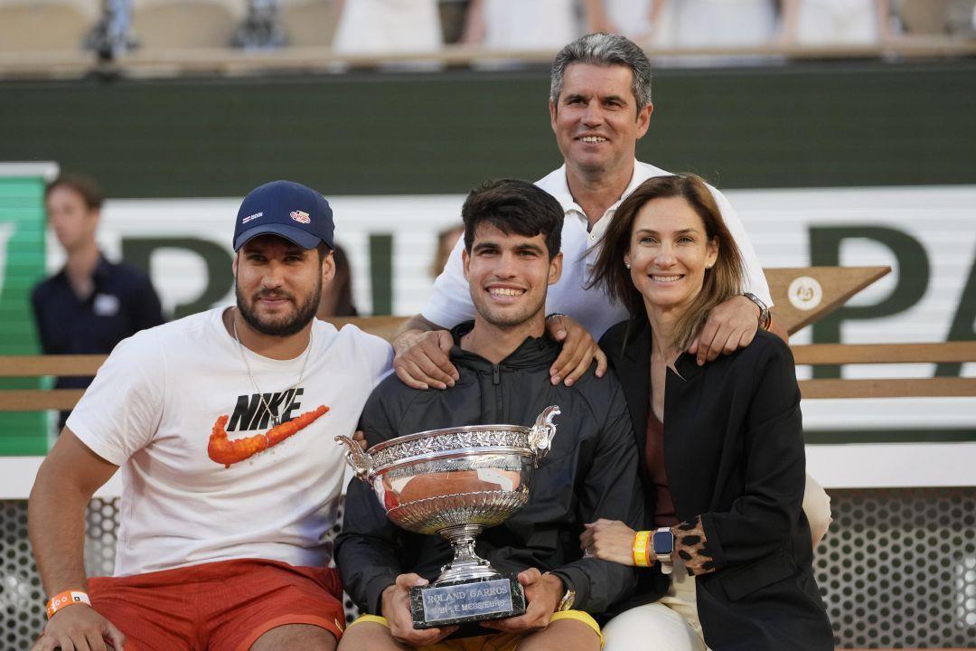 Winner Spain's Carlos Alcaraz poses for a picture with his mother Virginia  Garfia Escandon, right, father Carlos Alcaraz Gonzalez, top, and brother  Alvaro Alcaraz after the men's final match of the French